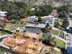 Licenças de reconstrução em Altadena, mas já existem atrasos na construção e problemas financeiros