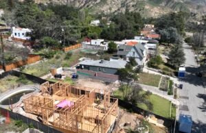 Licenças de reconstrução em Altadena, mas já existem atrasos na construção e problemas financeiros