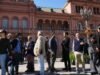 Líderes da Argentina bloqueiam jornalistas na sede do governo, levantando preocupações sobre a liberdade de imprensa