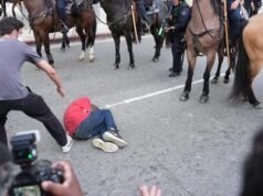 Adolescente participando do protesto ‘No Kings’ em Los Angeles, surpreendido pelo agente do DHS, afirma o advogado