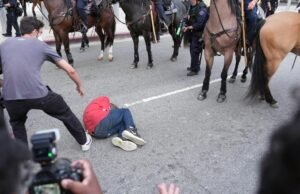 Adolescente participando do protesto ‘No Kings’ em Los Angeles, surpreendido pelo agente do DHS, afirma o advogado