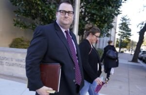 Pare de pagar custas judiciais de Eric Kay aos trabalhadores penitenciários, dizem os advogados