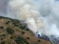 Crescente incêndio florestal gera alerta de evacuação em Orange County