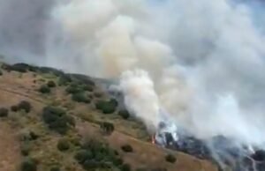 Crescente incêndio florestal gera alerta de evacuação em Orange County