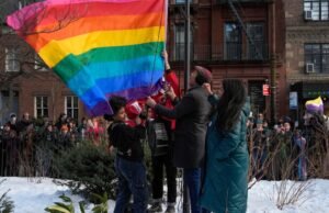 A administração Trump concorda em hastear a bandeira do arco-íris do Orgulho no monumento de Stonewall em Nova York