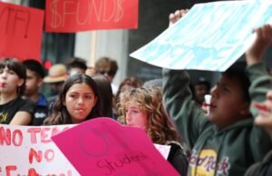 A comunidade LAUSD aguarda notícias sobre a possibilidade de greve para fechar as escolas na terça-feira, 14 de abril de 2026