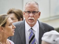 Ex-médico da UCLA se declara culpado de agredir sexualmente cinco pacientes após condenações anteriores serem anuladas