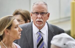 Ex-médico da UCLA se declara culpado de agredir sexualmente cinco pacientes após condenações anteriores serem anuladas