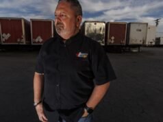 ‘Isso mata tudo.’ Caminhoneiros da Califórnia estão sofrendo com o diesel mais caro do país