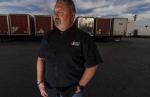 ‘Isso mata tudo.’ Caminhoneiros da Califórnia estão sofrendo com o diesel mais caro do país