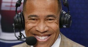 O locutor Mark Jones está deixando a ESPN após 36 anos.