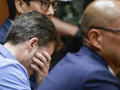 Médico havaiano que, segundo os promotores, tentou jogar sua esposa de um penhasco para evitar a pena de morte