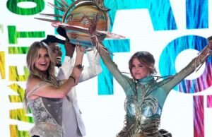 ‘SNL’ machucou esta estrela pop. ‘The Masked Singer’ ajuda a vencer