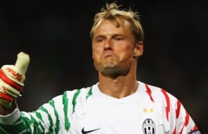 O ex-goleiro do Arsenal Alex Manninger morreu em um acidente de carro