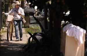 Ele é um zelador com um trabalho disfarçado: limpa as ruas sujas de seu bairro