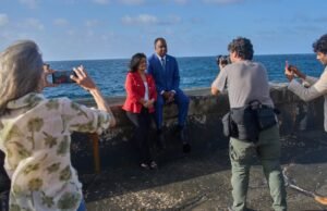 Dois parlamentares dos EUA em visita a Cuba acusam ilha de ‘bomba econômica’ devido ao bloqueio energético