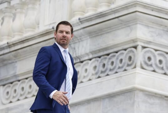 Coluna: Escândalo Swalwell expõe falhas na primeira fila