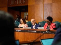 Houston alivia limites de cooperação com o ICE após pressão do governador