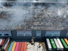 Um armazém de Ontário postou um vídeo ao vivo mostrando um incêndio