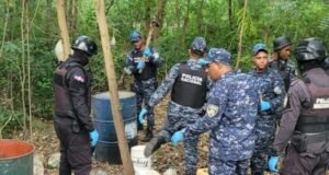 A Polícia Nacional fechou um laboratório secreto contendo álcool contaminado na República Dominicana