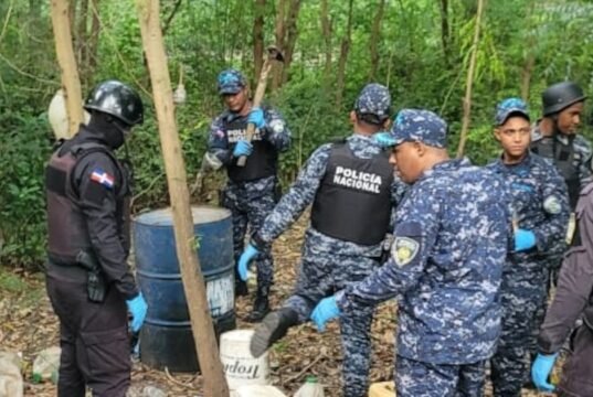 A Polícia Nacional fechou um laboratório secreto contendo álcool contaminado na República Dominicana