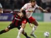 River Plate fica perto do RB Bragantino na visita ao Brasil pela Copa Sul-Americana: Santiago Beltrán defende pênalti