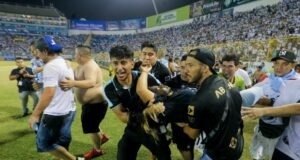 Três anos depois da debandada do Estádio Cuscatlán, o maior desastre esportivo da história recente de El Salvador.