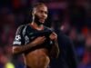 O jogador de futebol Sterling é preso após bater seu Lamborghini por supostamente dirigir drogas