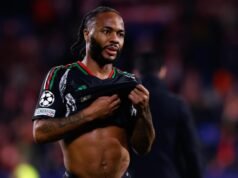 O jogador de futebol Sterling é preso após bater seu Lamborghini por supostamente dirigir drogas