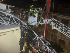 Foi assim que os bombeiros retiraram uma antena de 20 metros que caiu de um edifício em Madrid sem ferimentos.