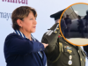 “Aí está você!”: Durante uma cerimônia militar, Delfina Gómez e o comandante