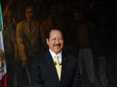 Em meio a gritos de apoio e rodeado de advogados, Leonel Godoy apareceu para testemunhar no assassinato de Carlos Manzo em Michoacán.