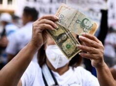O bolívar perdeu 45% do seu valor em relação ao dólar até 2026 e os reformados exigiram um aumento devido à falta de necessidades básicas.