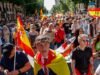 Milhares marcham em Madrid para exigir a demissão de Pedro Sánchez: “A Espanha foi tomada pela máfia corrupta”