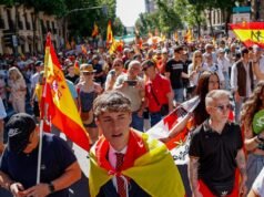 Milhares marcham em Madrid para exigir a demissão de Pedro Sánchez: “A Espanha foi tomada pela máfia corrupta”