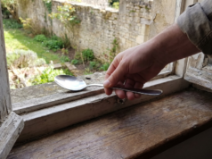 Uma colher na janela? O estranho hábito que protege você de visitantes indesejados