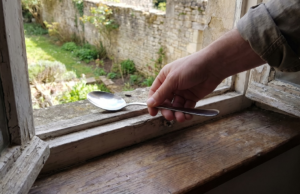Uma colher na janela? O estranho hábito que protege você de visitantes indesejados