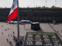 Ativistas tentam voltar a colocar tecido no Zócalo: agora com a imagem do “líder do narcotráfico”