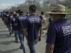 Acusam os assassinos de matar os líderes da comunidade indígena de Ostula, Michoacán, exigem justiça e o fim da violência.