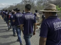 Acusam os assassinos de matar os líderes da comunidade indígena de Ostula, Michoacán, exigem justiça e o fim da violência.