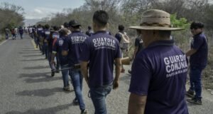 Acusam os assassinos de matar os líderes da comunidade indígena de Ostula, Michoacán, exigem justiça e o fim da violência.