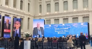O presidente da Fundação Casa México recebe a Medalha de Madrid em homenagem à ponte construída entre os dois países