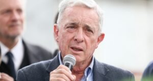 Álvaro Uribe enviou uma mensagem aos grupos armados ilegais na Colômbia: “Assim que sentir a pressão dos Estados Unidos, entrega-os”