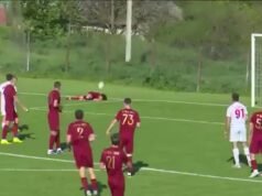 O gol mais inusitado da história: a bola bateu em um jogador lesionado, fez uma estranha parábola e foi para o gol.