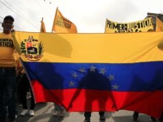 Milhares de venezuelanos manifestaram a sua exigência de eleições presidenciais e da libertação de todos os presos políticos