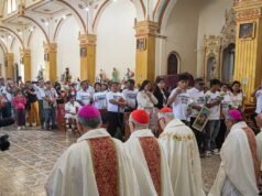 Os bispos peruanos imploraram perdão de joelhos em Catacao pelas excomunhões, crimes e perseguições associadas ao Sodalicio.