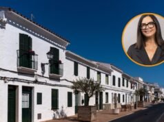 Àngels Barceló em Menorca: uma cidade fundada pela França com praias mediterrâneas, igrejas neoclássicas e uma população de menos de 7.000 habitantes
