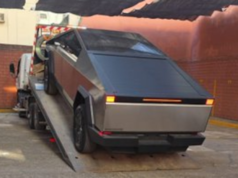 O Tesla Cybertruck do deputado de La Libertad Avanza que parou no Congresso era conduzido por um caminhão.