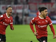 Com dois grandes gols em cobranças de falta, o Independiente venceu o Unión e avançou às oitavas de final da Copa da Argentina.