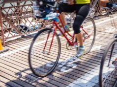 Andar de bicicleta pode melhorar a saúde mental e a função cognitiva, segundo estudo